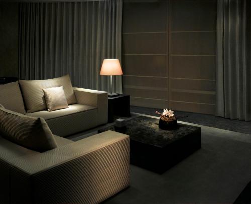 迪拜Armani Hotel Dubai, Burj Khalifa的客厅配有沙发、椅子和桌子