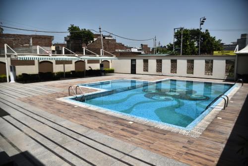 巴廷达Hotel Sepal的一座大楼顶部的游泳池