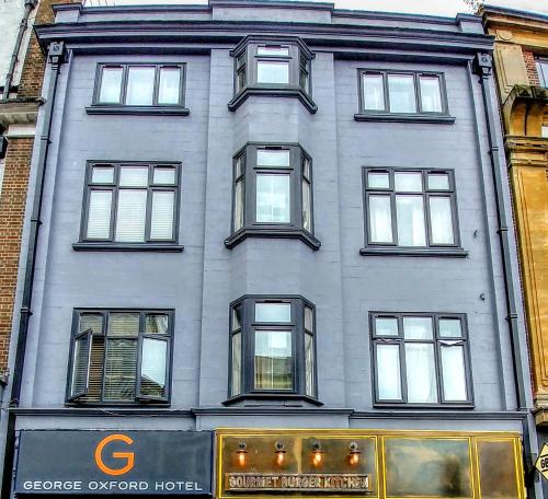 牛津牛津乔治酒店的城市街道上高大的灰色建筑,窗户