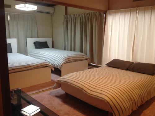 横滨山上分享旅馆的一间客房内配有两张床的房间