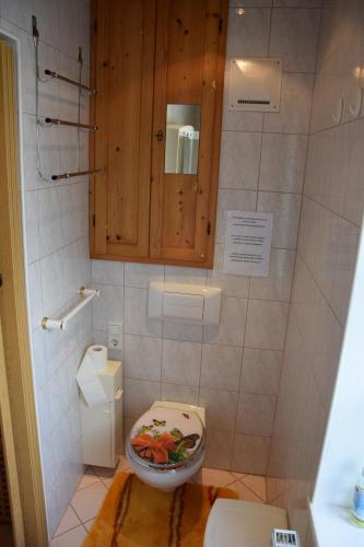 Aggsbach基尔斯鲍尔豪斯酒店的一间带卫生间和木制橱柜的浴室