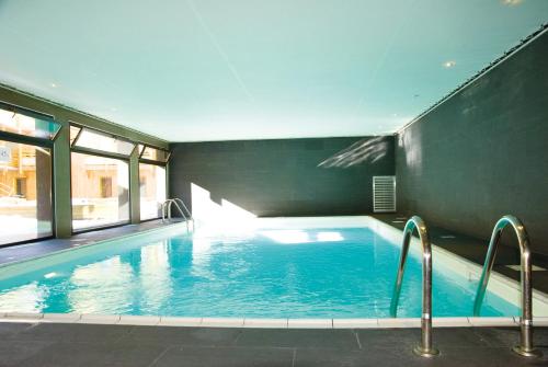 丰罗穆拉格朗日勒匹德卢塞公寓式酒店的大楼内的大型游泳池