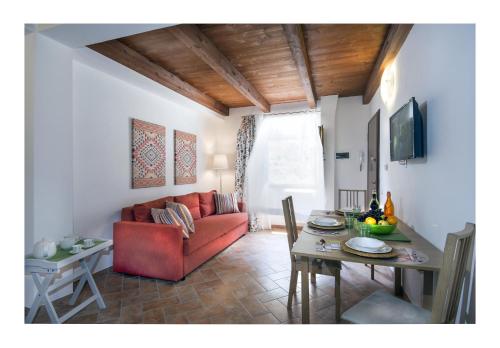 TresanaIl Borgo di Tresana的客厅配有红色的沙发和桌子