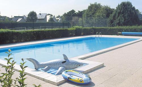 勒宝利古恩玛丽麦逊纳特斯拉格朗日度假公寓式酒店的游泳池旁的鲨鱼雕像
