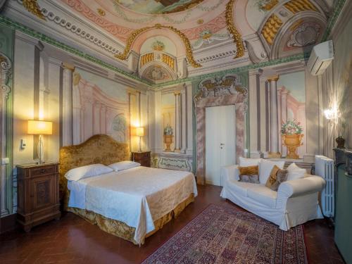 博尔格阿布贾诺塞尔莫利别墅酒店的一间卧室配有一张床和两把椅子
