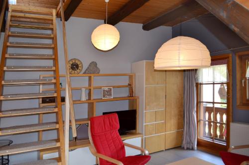 门曾施瓦德施特恩塔尔公寓的客房设有高架床、书桌和电视。