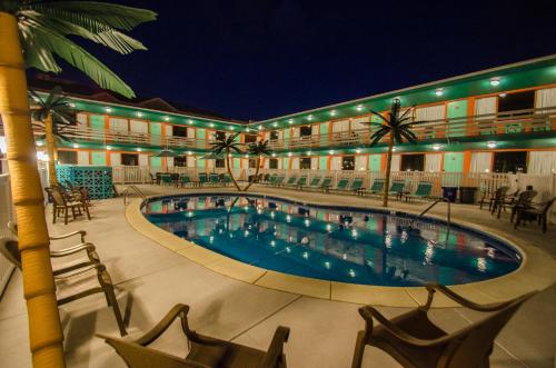 怀尔德伍德海豚酒店的夜间设有游泳池的酒店