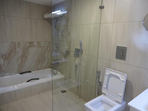 科泽科德百乐门大厦酒店的带淋浴、卫生间和盥洗盆的浴室