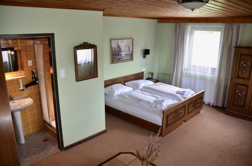 格明德Locus Malontina Hotel的一间卧室配有床、水槽和镜子