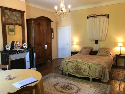 圣瑞尼安克洛斯德拉缪斯住宿加早餐旅馆的一间卧室配有两张床和吊灯。