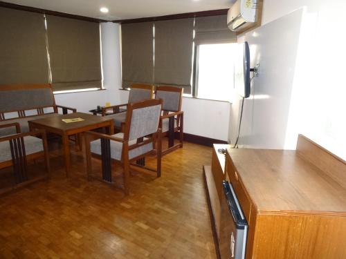 科泽科德Keys Select by Lemon Tree Hotels, Malabar Gate, Kozhikode的一间带桌椅和冰箱的用餐室