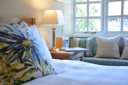 索普尼斯海豚宾馆的一间卧室配有床、沙发和灯