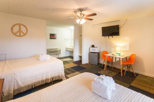 墨菲Sunset Motel的酒店客房设有两张床、一张桌子和电视。