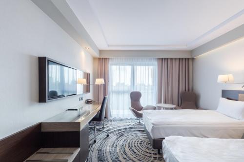 罗兹安姆巴什达尊享酒店的酒店客房设有两张床和一台平面电视。