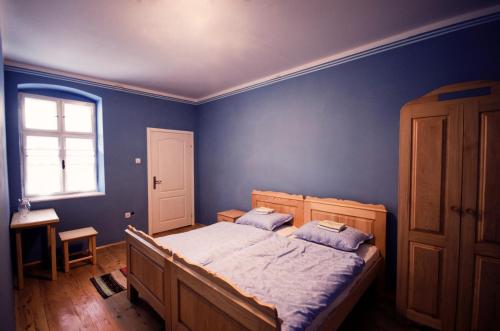 GložanEthno&Coffee House Tulip的蓝色的卧室设有床和窗户