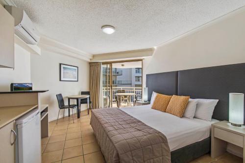 亚历山德拉岬角亚历山德拉自由海滩酒店的酒店客房设有一张大床和一个厨房。