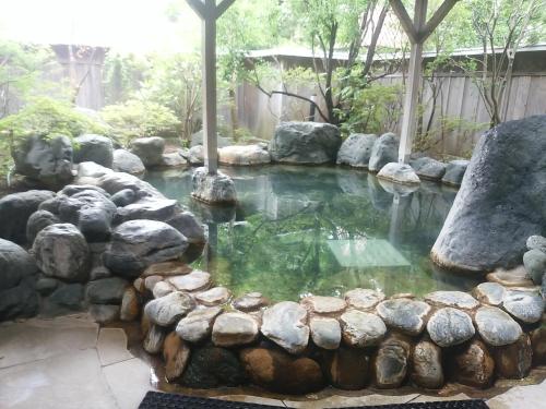 富士河口湖河口湖皇家酒店的花园中一个岩石池
