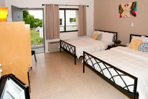 迈阿密夏利马尔汽车旅馆的一间带两张床的卧室和一个阳台