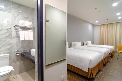 哥打京那巴鲁克拉甘酒店的酒店客房带两张床和一间浴室