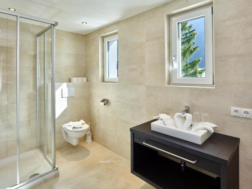 索尔登A CASA Opal Appartements的带淋浴、盥洗盆和卫生间的浴室