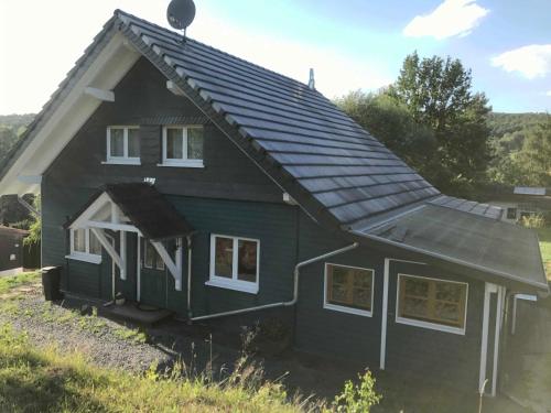 Nieder-KinzigFerienhaus Momo的绿屋,屋顶凉棚