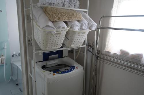 札幌HDO Sumikawa Villa的洗衣房配有洗衣机和篮子