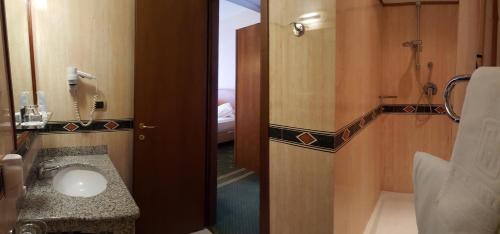 阿奎泰尔梅阿里斯顿酒店的一间带水槽和镜子的浴室
