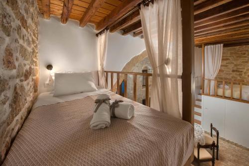 拉多斯Rodia House的一间卧室,配有一张带两个袋子的床