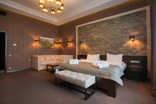 第聂伯罗苏纳米Spa酒店的卧室配有一张床,墙上挂着一幅大画
