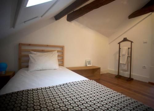 科英布拉五分之五住宿加早餐旅馆的卧室配有白色的床和镜子