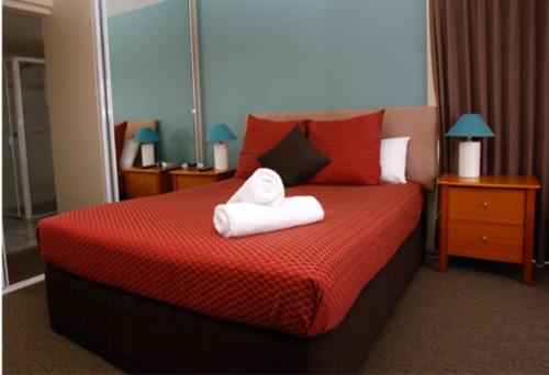 梅林布拉水景豪华公寓的酒店客房,配有带毛巾的床