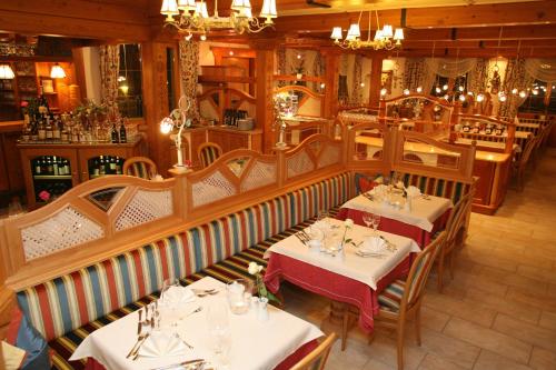 拉姆绍达赫斯坦奴威尔特酒店的一间在房间带两张桌子的餐厅