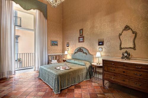 那不勒斯Arthouse Lady Marys Tribunali Luxury Suite的一间卧室配有一张床、梳妆台和镜子