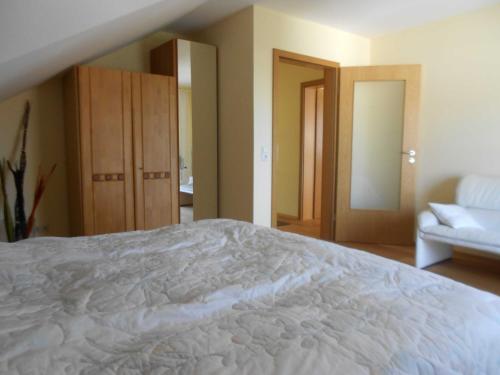弗莱堡Quartier 1的卧室配有一张白色的大床和一张沙发。