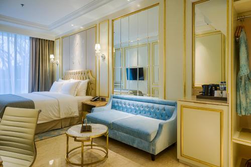 万隆装饰艺术豪华公馆酒店的酒店客房,配有床和沙发