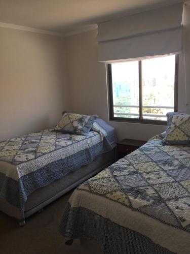伊基克Mar Egeo的一间卧室设有两张床和窗户。