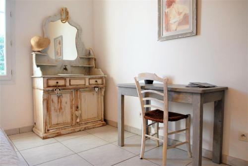 普罗旺斯艾克斯Lousoan的一间带水槽的浴室和一张带椅子的木桌