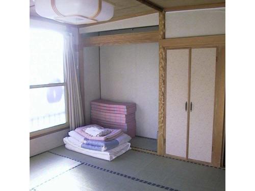 札幌札幌纳达酒店的客房设有两张双层床和一扇窗户。