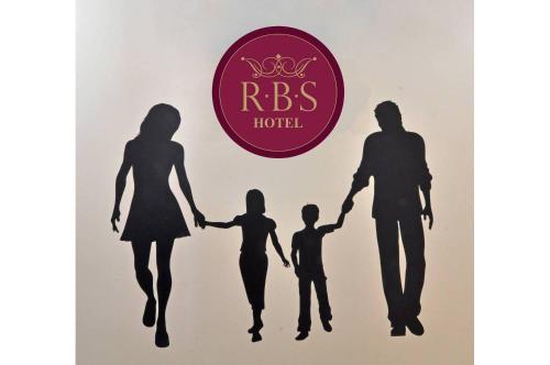罗切斯特RBS酒店的一家家庭步行小径酒店前的轮廓