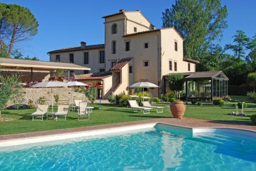 圣吉米纳诺莫里诺蒂费茨酒店的别墅前设有游泳池