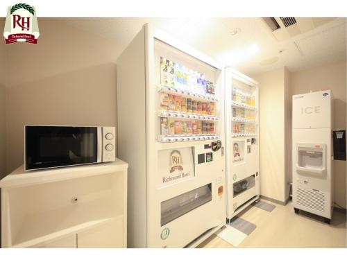 大阪难波大国町里士满酒店的厨房配有开放式冰箱和微波炉。
