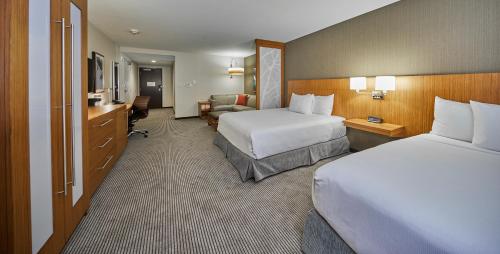 尤金/奥克威中心凯悦酒店客房内的一张或多张床位