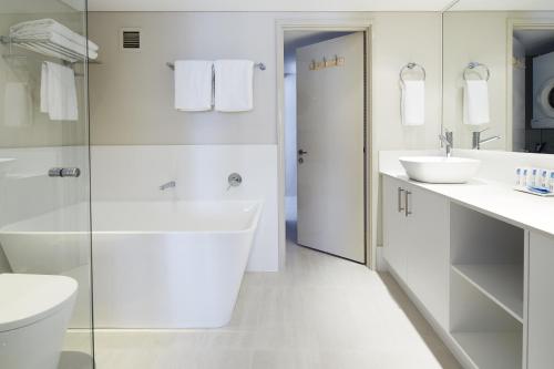 珀斯海贝士嘉堡酒店的白色的浴室设有2个盥洗盆和1个卫生间。