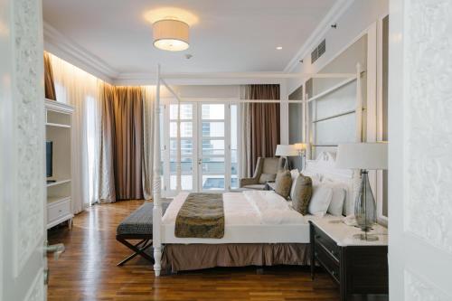 雅加达雅加达雅诗阁住宅酒店的一间卧室配有一张带大镜子的床