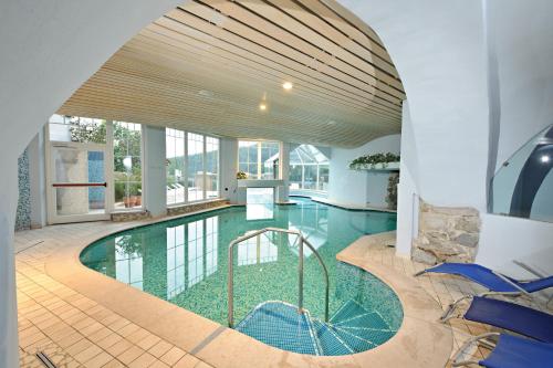Rumo艾尔伯格卡瓦利诺比安科酒店的一座带大型天花板的别墅内的游泳池