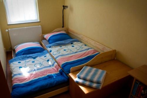 DwasiedenFerienhaus Doris的卧室内的一张带两个枕头的床