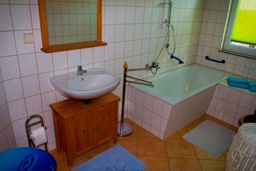 DwasiedenFerienhaus Doris的浴室配有盥洗盆和浴缸。