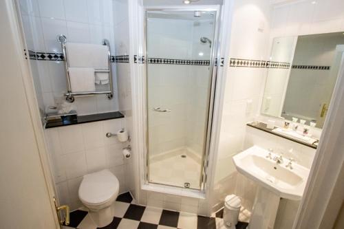 布兰登Brandon Hall Hotel & Spa Warwickshire的带淋浴、卫生间和盥洗盆的浴室