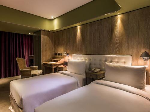 台北薆悦酒店的酒店客房配有两张床和一张书桌