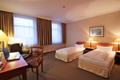 马格德堡热特斯瓦格酒店的酒店客房配有两张床和一张书桌